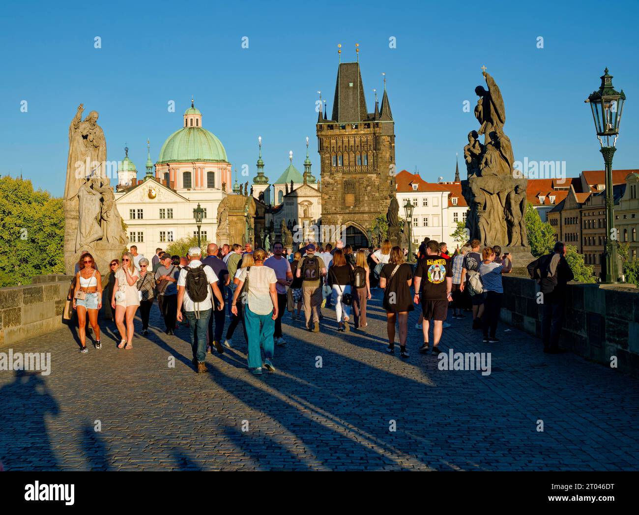 Altstädter Brückenturm auf der Karlsbrücke, Abendstimmung, Prag, Hlavni mesto Praha, Tschechische Republik Stockfoto
