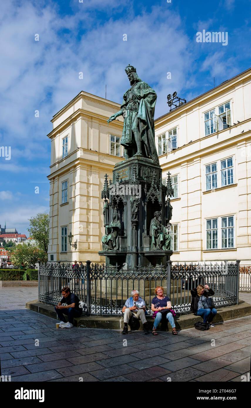 Denkmal für Karl IV. Des Bildhauers Ernst Julius Haehnel, Kreuzherrenplatz, Prag, Tschechische Republik Stockfoto