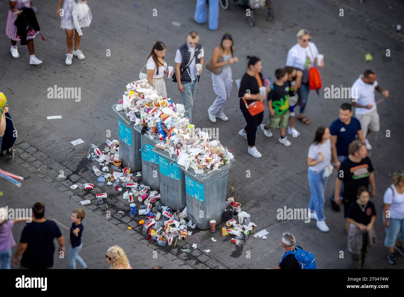 Viel Müll und Abfall beim Festival, Verpackungsmüll, das Stuttgarter Volksfest im Cannstatter Wasen zählt zu den wichtigsten Stockfoto