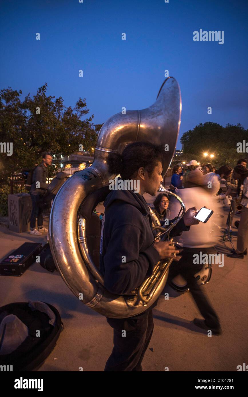 Abends treffen sich Jugendliche am seine-Ufer, um Musik zu machen, in Paris, Frankreich Stockfoto