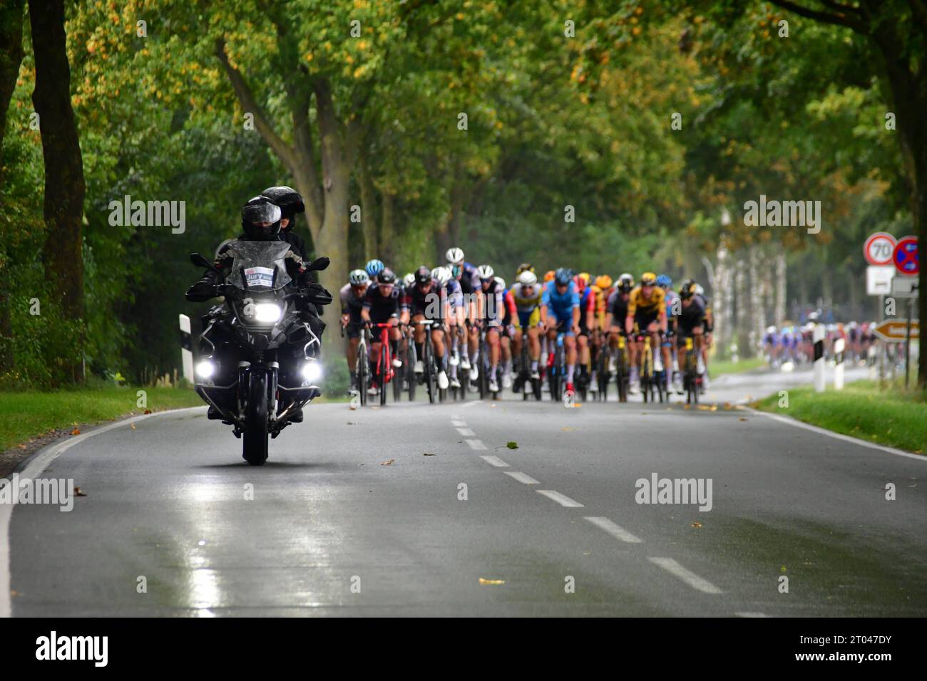 Radrennen - Sparkassen Münsterland Giro - Profirennen Fahrerfeld der Profifahrer auf regennasser Straße während der Sparkassen Münsterland Giro die 17. Aulage der Münsterland Giro findet unter Anlehnung an den 375. Jahrestag des Westfälischen Friedens auf der Strecke von Osnabrück nach Münster statt. Auf der ca. 200 km von langer Strecke geht es es von Osnabrück in Niedersachsen bis nach Münster in Nordrhein-Westfalen. Hierbei werden die Landkreise Osnabrück, Steinfurt und Münster durchfahren. Es starteten 174 Radprofis. In weiteren Rennen starteten über 5000 Rennfahrer in verschiedenen Klassen Stockfoto