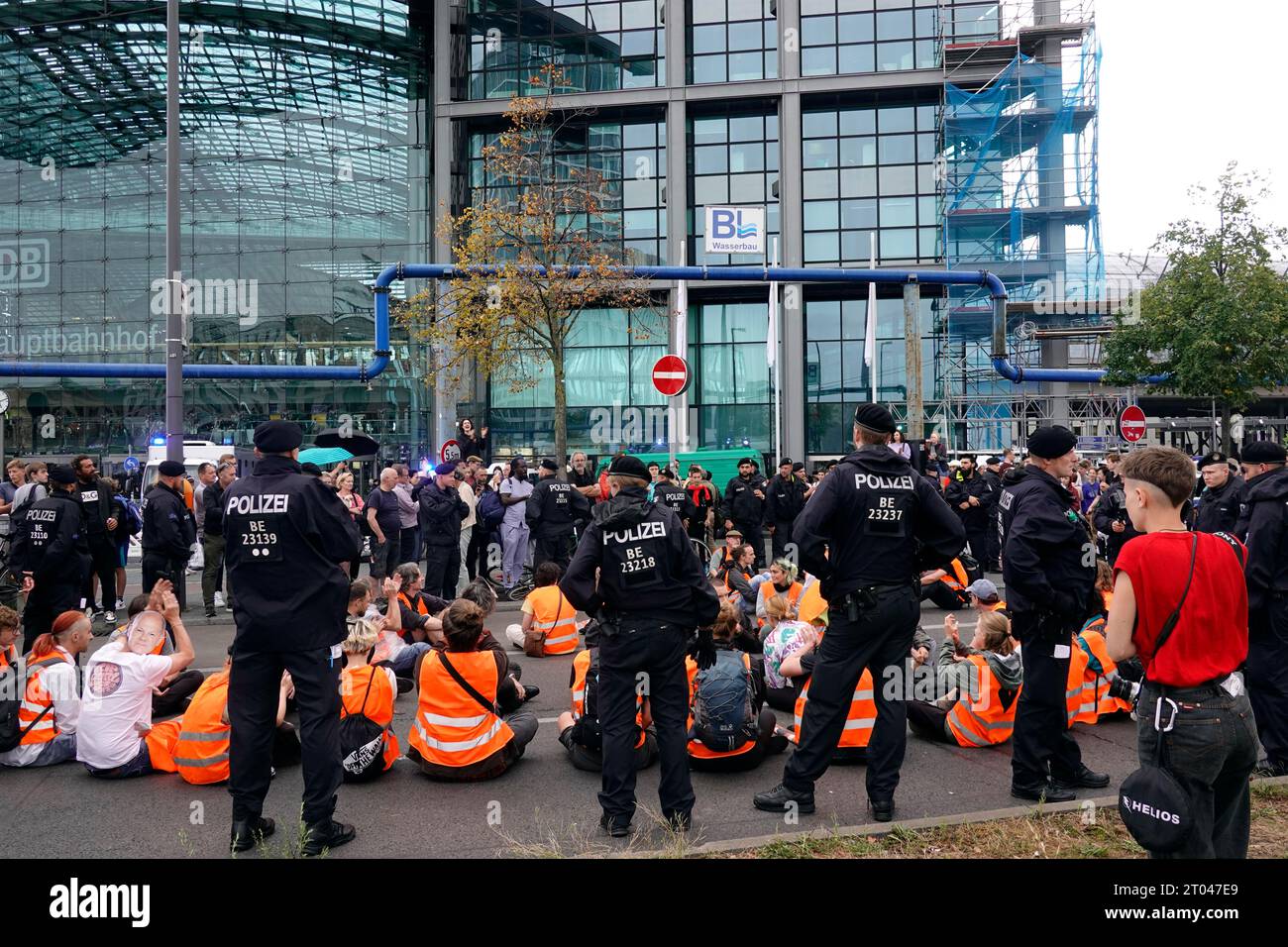 Blockade in der hauptstraße -Fotos und -Bildmaterial in hoher Auflösung ...