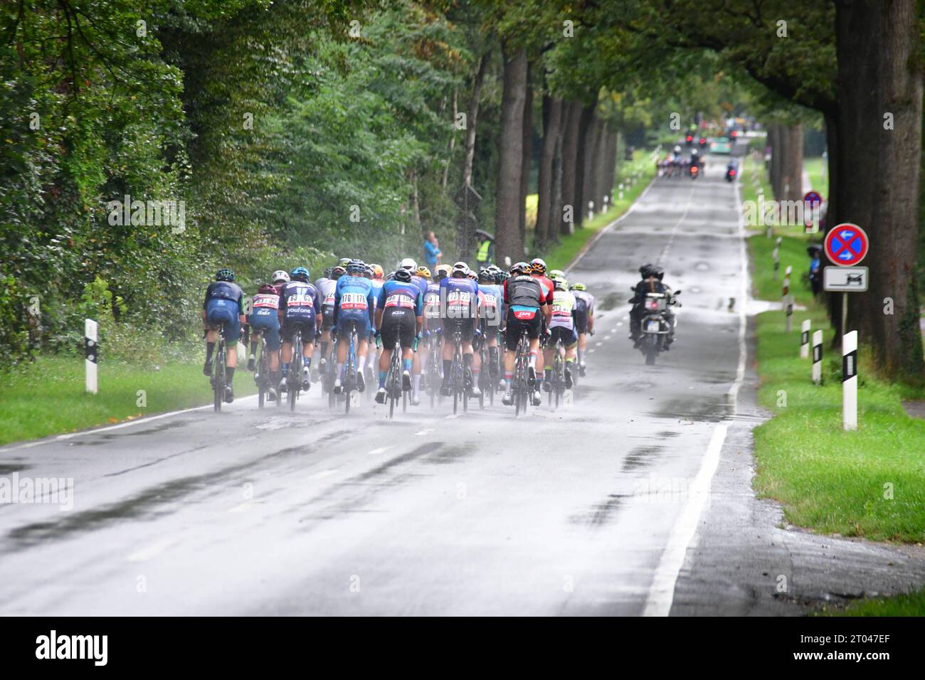 Radrennen - Sparkassen Münsterland Giro - Profirennen Fahrerfeld der Profifahrer auf regennasser Straße während der Sparkassen Münsterland Giro die 17. Aulage der Münsterland Giro findet unter Anlehnung an den 375. Jahrestag des Westfälischen Friedens auf der Strecke von Osnabrück nach Münster statt. Auf der ca. 200 km von langer Strecke geht es es von Osnabrück in Niedersachsen bis nach Münster in Nordrhein-Westfalen. Hierbei werden die Landkreise Osnabrück, Steinfurt und Münster durchfahren. Es starteten 174 Radprofis. In weiteren Rennen starteten über 5000 Rennfahrer in verschiedenen Klassen Stockfoto