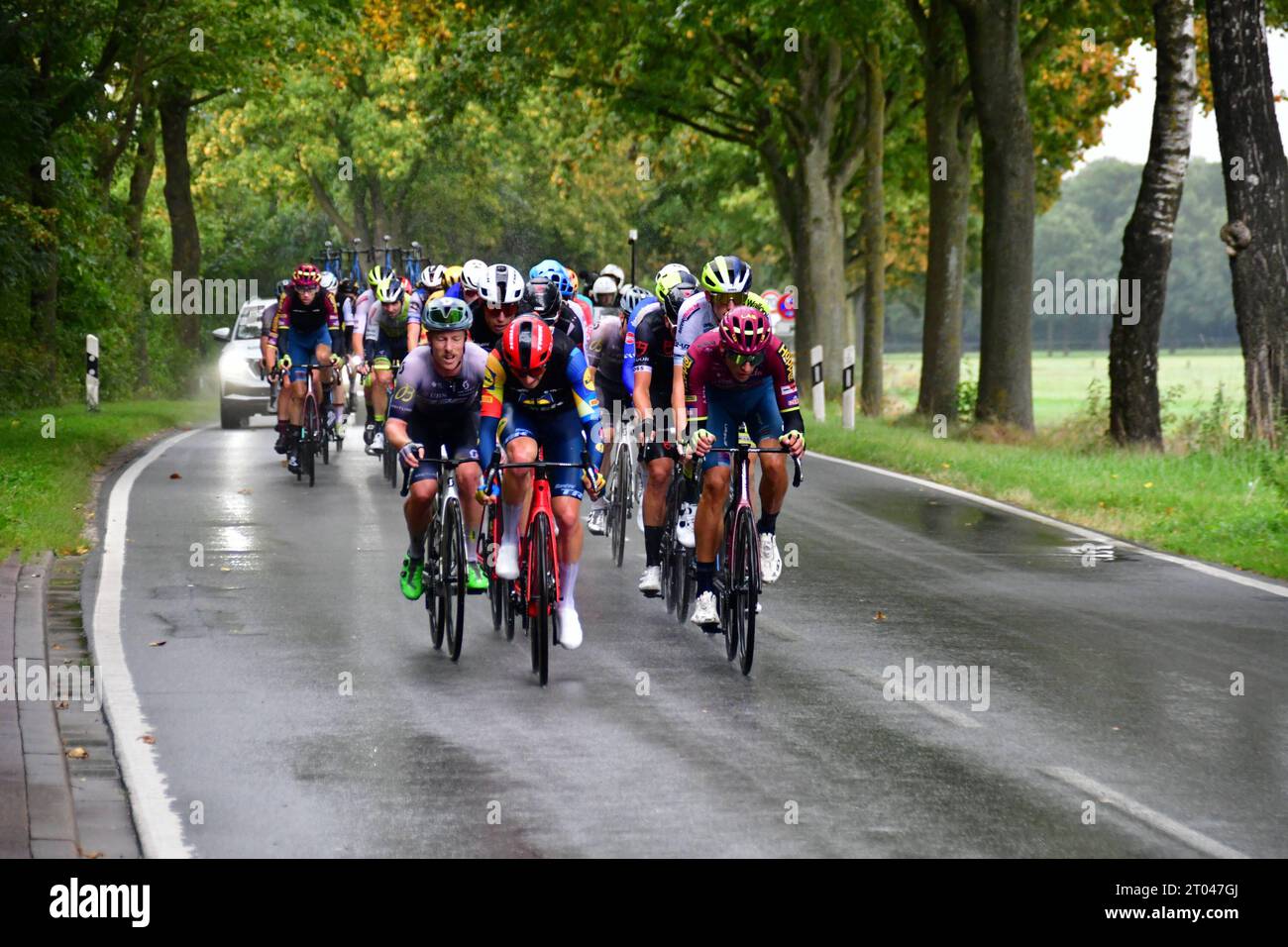 Radrennen - Sparkassen Münsterland Giro - Profirennen Fahrerfeld der Profifahrer auf regennasser Straße während der Sparkassen Münsterland Giro die 17. Aulage der Münsterland Giro findet unter Anlehnung an den 375. Jahrestag des Westfälischen Friedens auf der Strecke von Osnabrück nach Münster statt. Auf der ca. 200 km von langer Strecke geht es es von Osnabrück in Niedersachsen bis nach Münster in Nordrhein-Westfalen. Hierbei werden die Landkreise Osnabrück, Steinfurt und Münster durchfahren. Es starteten 174 Radprofis. In weiteren Rennen starteten über 5000 Rennfahrer in verschiedenen Klassen Stockfoto