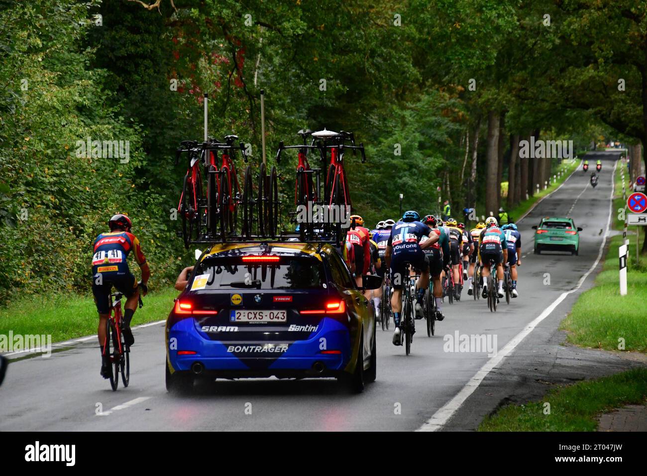 Radrennen - Sparkassen Münsterland Giro - Profirennen Fahrerfeld der Profifahrer auf regennasser Straße während der Sparkassen Münsterland Giro die 17. Aulage der Münsterland Giro findet unter Anlehnung an den 375. Jahrestag des Westfälischen Friedens auf der Strecke von Osnabrück nach Münster statt. Auf der ca. 200 km von langer Strecke geht es es von Osnabrück in Niedersachsen bis nach Münster in Nordrhein-Westfalen. Hierbei werden die Landkreise Osnabrück, Steinfurt und Münster durchfahren. Es starteten 174 Radprofis. In weiteren Rennen starteten über 5000 Rennfahrer in verschiedenen Klassen Stockfoto