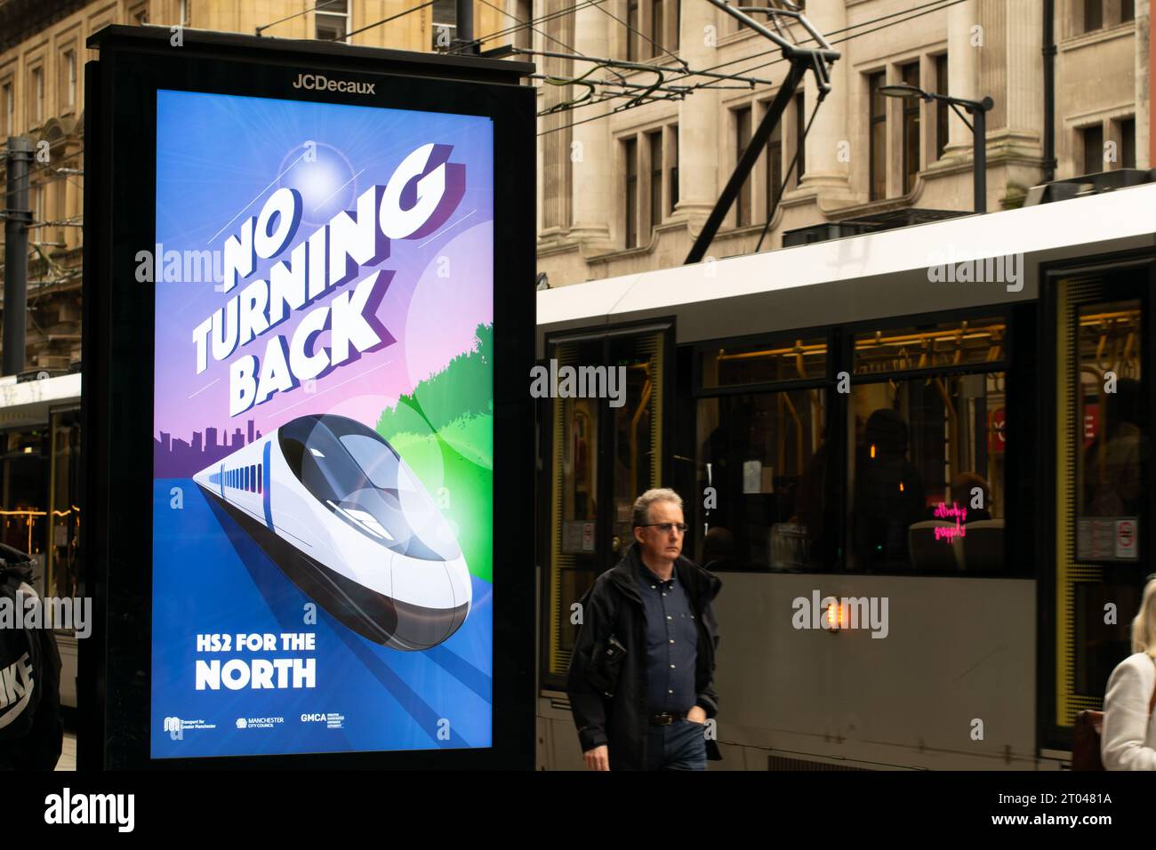 Anzeige für HS2 mit Text No Turning Back, Manchester City Centre. Metrolink-Straßenbahn. Konservative Parteitagswoche. Stockfoto