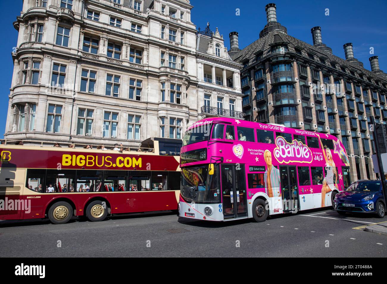 Barbie Bus fährt in einem Londoner Doppeldeckerbus durch Westminster London, um für den neuen Film zu werben, der im Juli in London veröffentlicht wurde Stockfoto