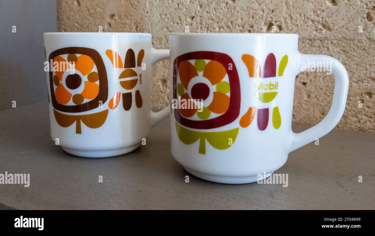 Bordeaux , Frankreich - 10 02 2023 : Mobil Oil zwei Becher Vintage Tankstelle Text und Markenlogo auf alten Kaffee Tee Tasse Siebzigern Stockfoto