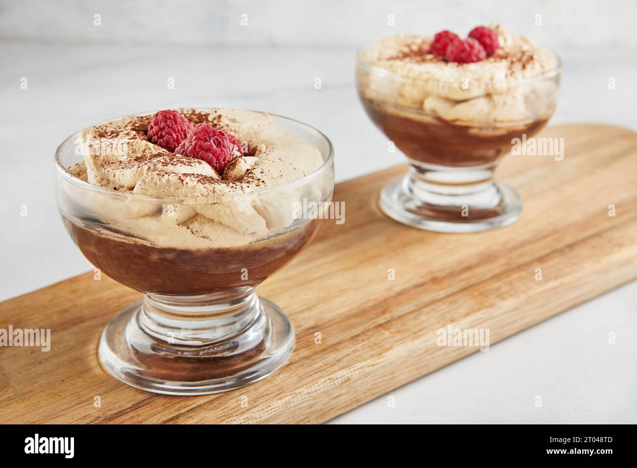 Schokoladencreme mit Whiskey- und Kaffeearoma, mit Whiskey- und Kaffeebesahne. Stockfoto