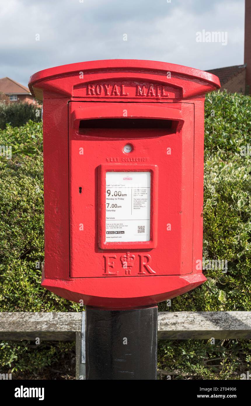 Ein Sockel Typ M Royal Mail Post Box, England, Großbritannien Stockfoto