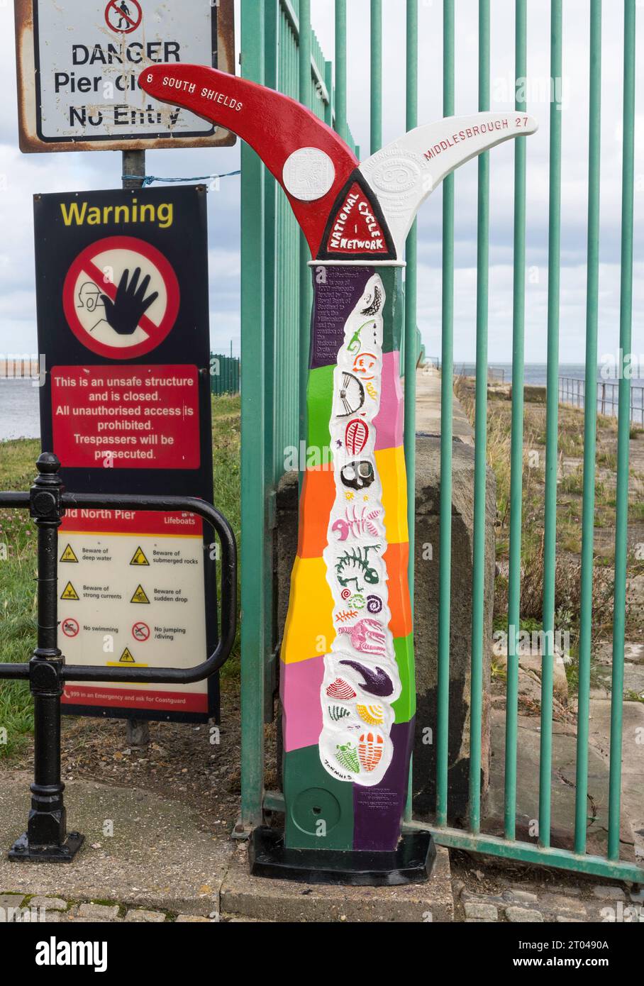 Ein hell gemalter Jahrtausendmeilenposten an der National Cycle Route 1 in Roker, Sunderland, England, Großbritannien Stockfoto