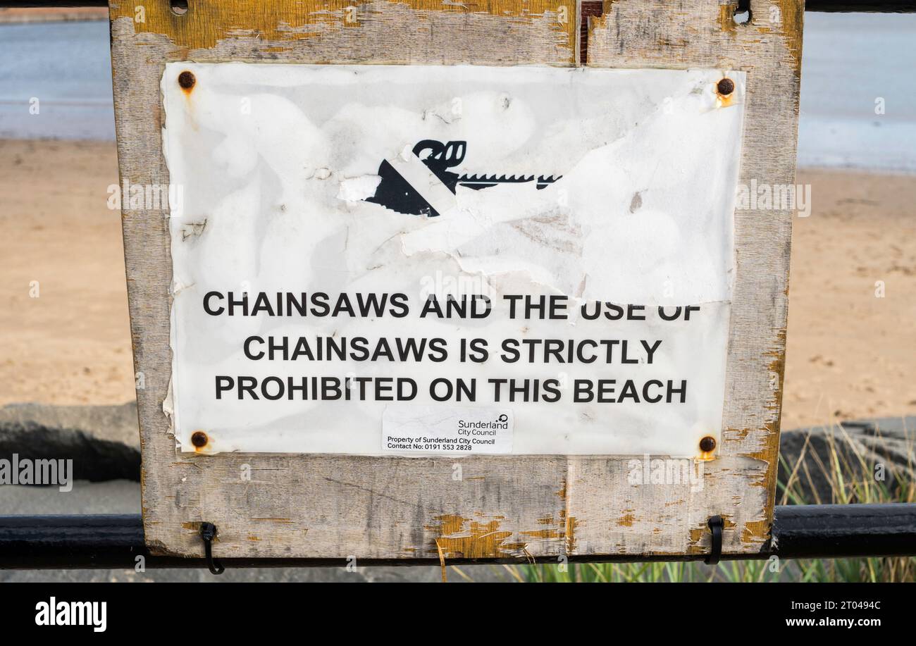Schild oder Hinweis: Kettensägen sind an Beach, Roker, Sunderland, England, Großbritannien verboten Stockfoto