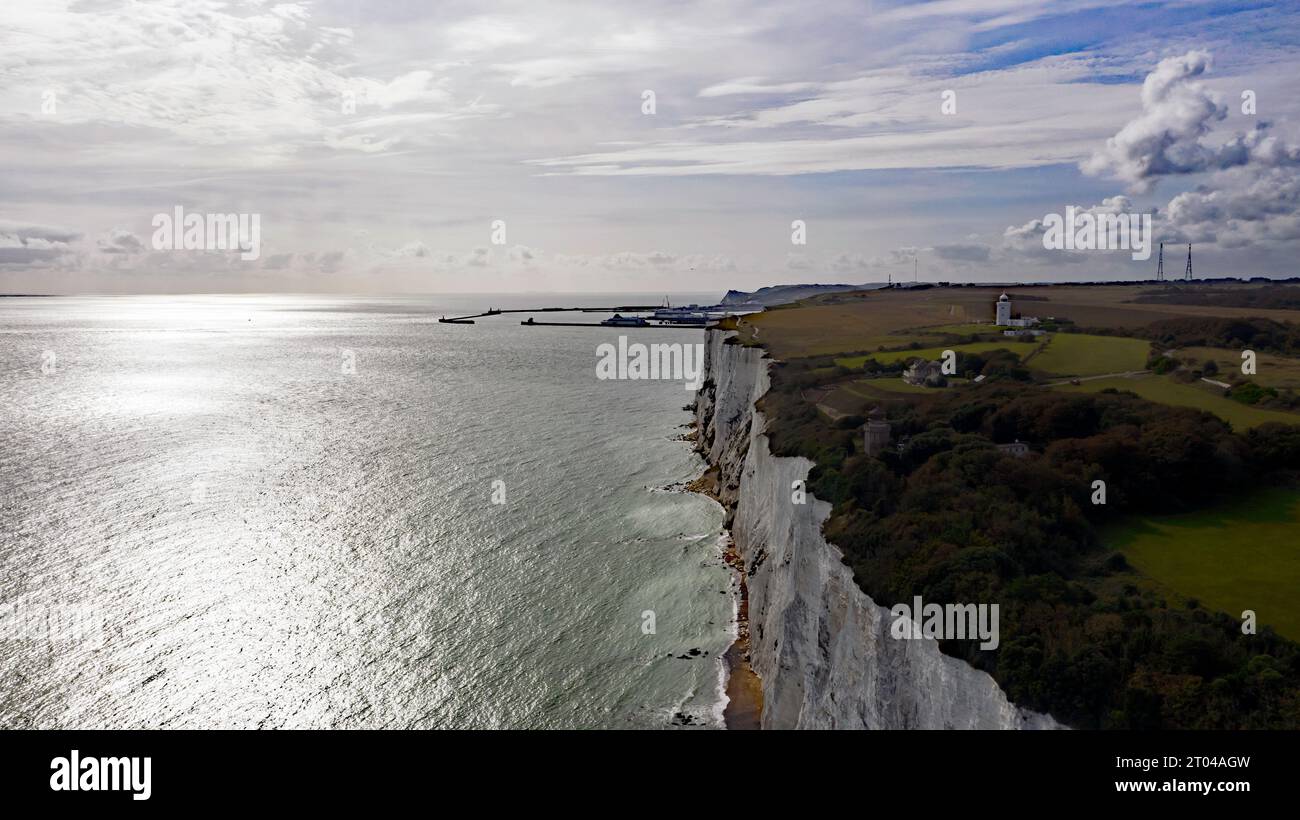 Luftbilder mit Blick nach Westen entlang der Cliff Line in Richtung Hafen von Dover Stockfoto