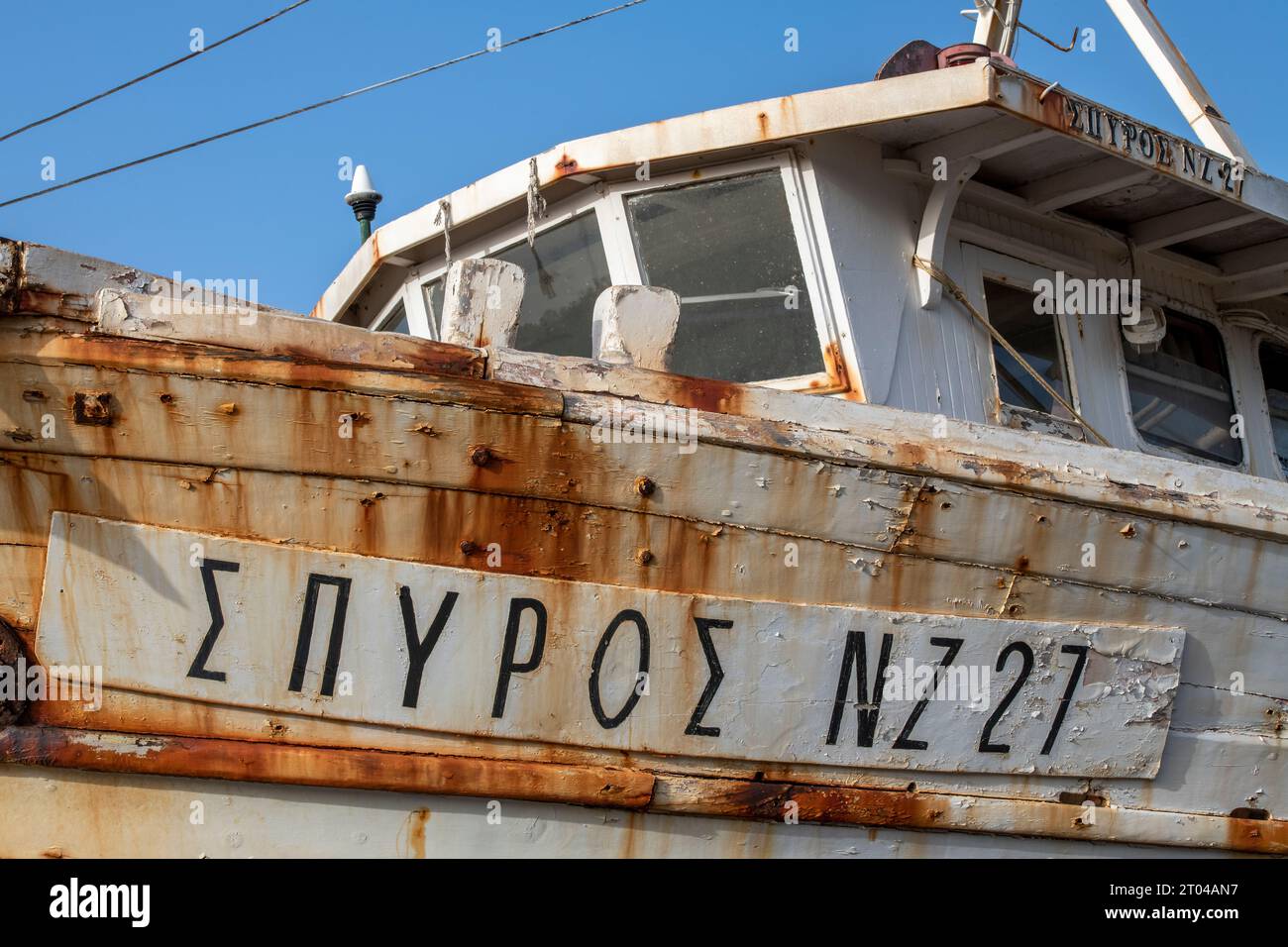 Alte, stillgelegte griechische Holzfischerei-Trawler oder Boot auf dem harten Stand im Yachthafen von zante oder zakynthos Stadt in griechenland Stockfoto