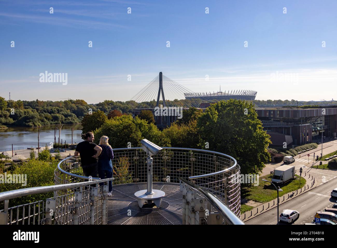 Blick auf die Świętokrzyski oder die Heilige Kreuz-Brücke vom Dachgarten, neue Bibliothek der Universität Warschau, Warschau, Polen Stockfoto
