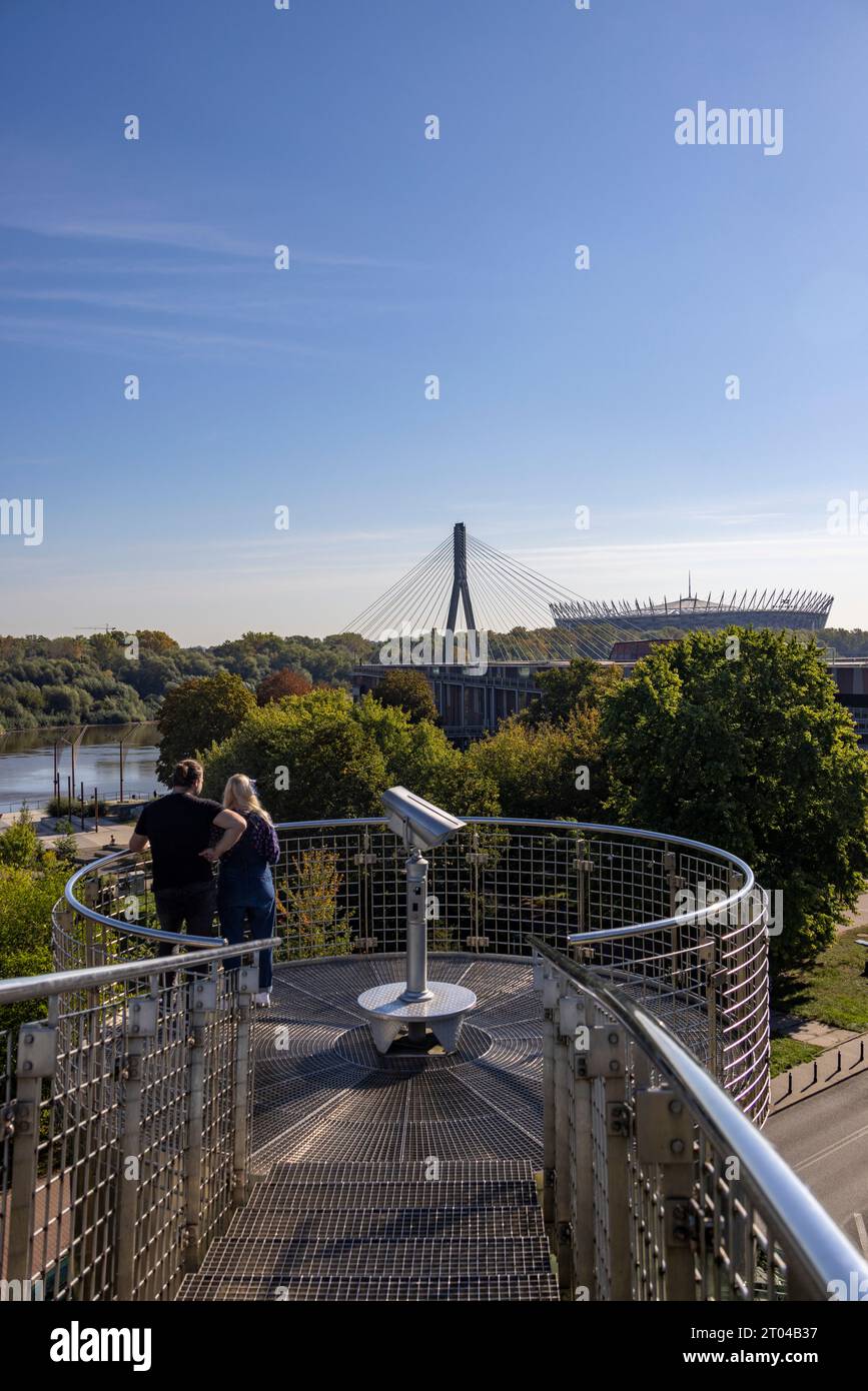 Blick auf die Świętokrzyski oder die Heilige Kreuz-Brücke vom Dachgarten, neue Bibliothek der Universität Warschau, Warschau, Polen Stockfoto