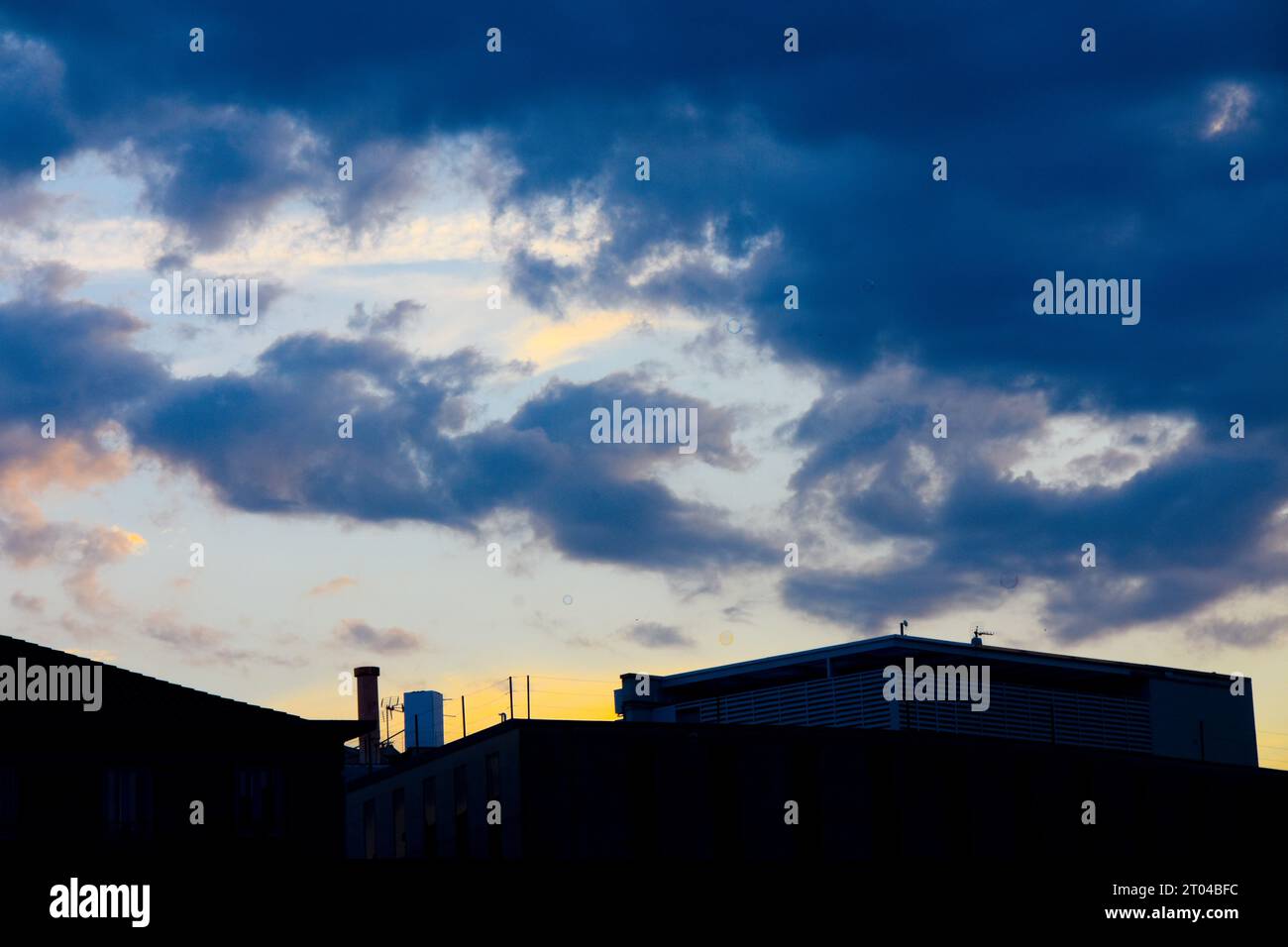Sonnenuntergang Himmel mit Wolken. Stockfoto