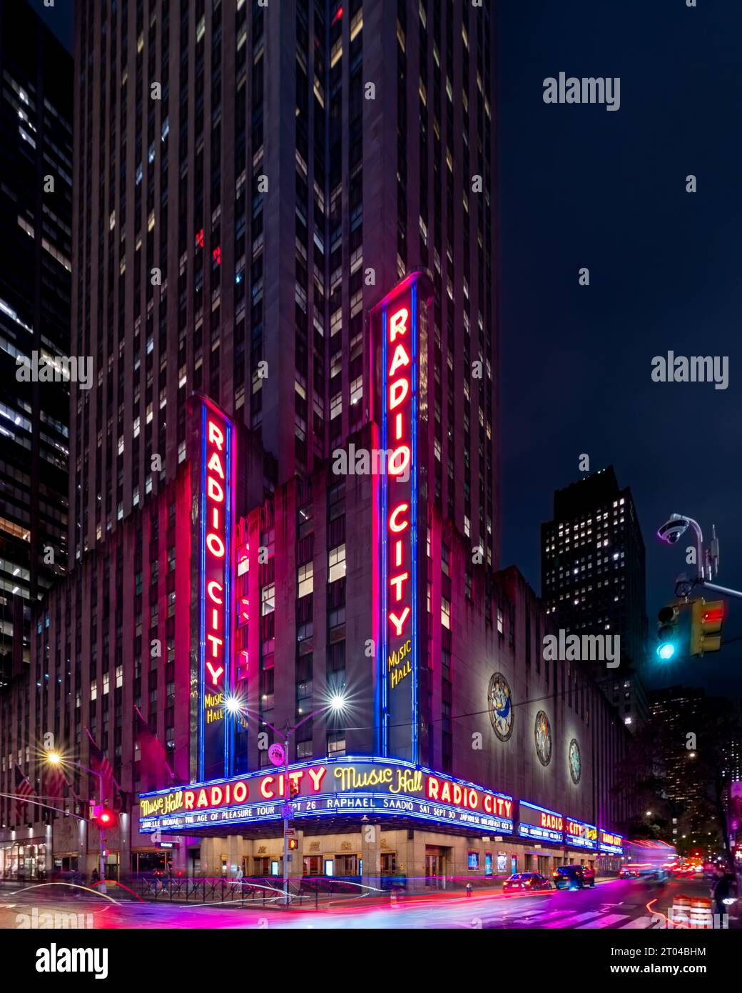 09.19.23. New York City, USA. Beleuchtete Radio City Music Hall in Midtown of NYC in der Nähe des Rockefeller Centers. Berühmtes Theater in Manhattan. Stockfoto