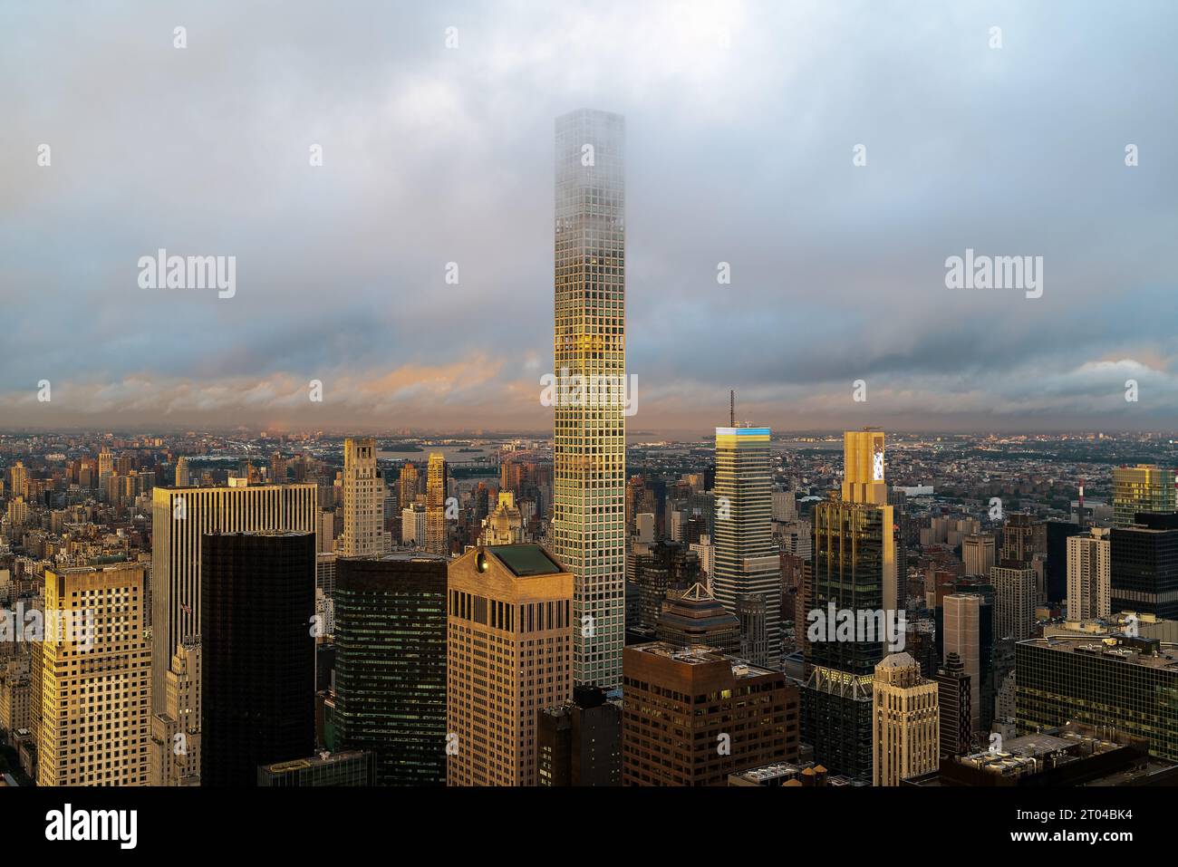 Epischer Sonnenuntergang nach dem Regen. Fantastische Luftlandschaft über New York City, Manhattan. Berühmte Wolkenkratzer auf dem Foto. Wolkenbedeckung, hohe lin Stockfoto