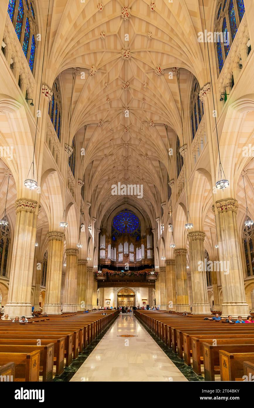 New York, USA. Das Innere der St. Patrick's Cathedral. Berühmte und beliebte Touristenattraktion in Manhattan. Stockfoto