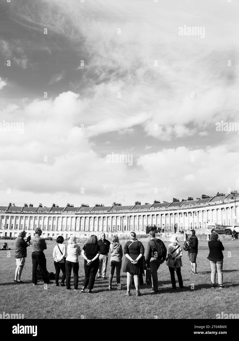 Gruppe von Touristen mit Blick auf den Royal Crescent, Bath, Somerset, England, Großbritannien, GB Stockfoto