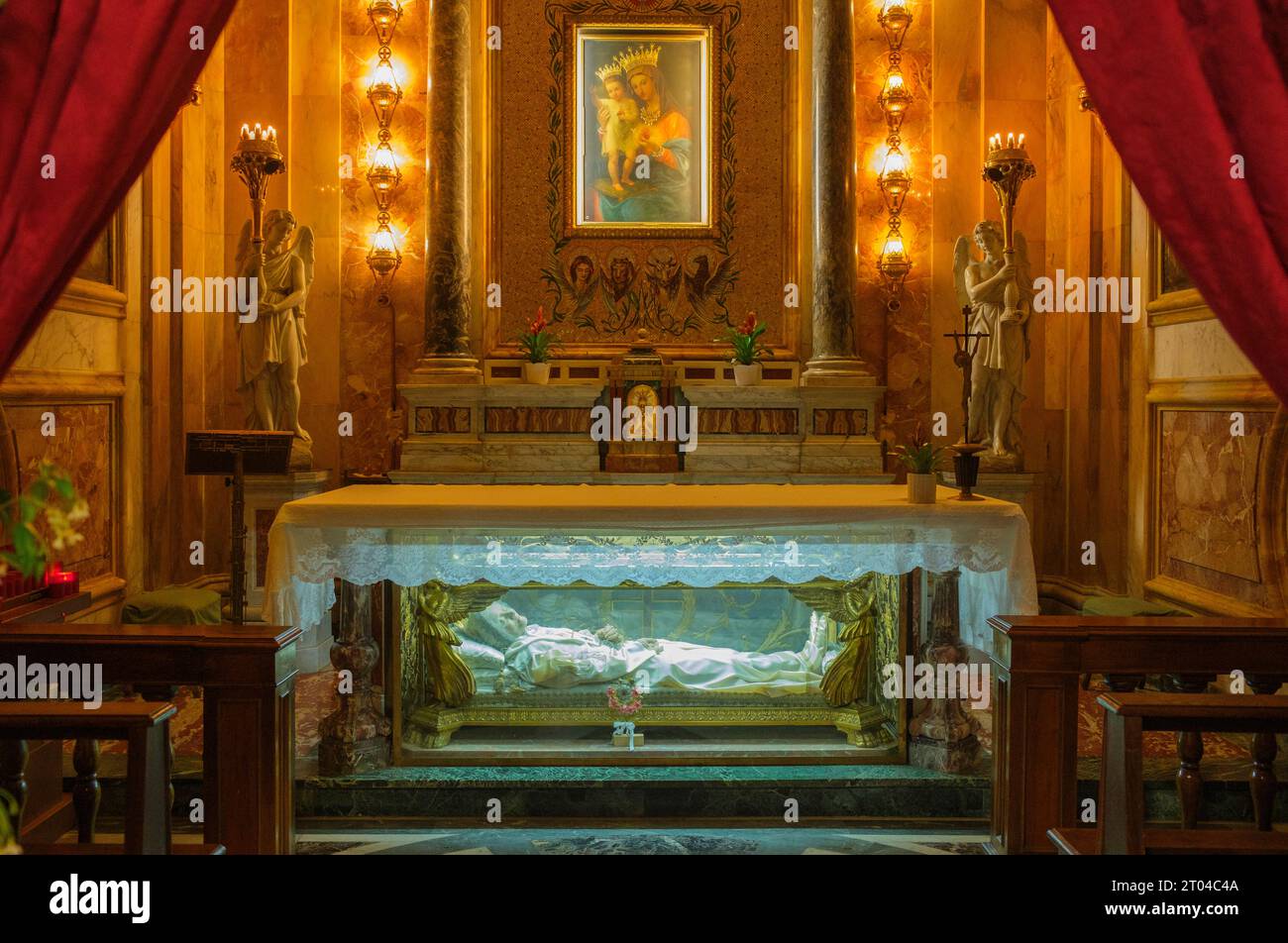 Italien: Der Heiligtum der Christlich-Mystikerin Anna Maria Taigi, San Crisogono (Basilika di San Crisogono), Piazza Sidney Sonnino, Rom. Die Basilika di San Crisogono ist dem Märtyrer Saint Chrysogonus geweiht und wurde ursprünglich im 4. Jahrhundert unter der Schirmherrschaft von Papst Sylvester (285–335) erbaut. Anna Maria Taigi (1769–1837), geborene Anna Maria Giannetti, war eine italienische römisch-katholische Professorin der säkularen Trinitarier. Taigi erlebte während ihres Lebens eine Reihe von Ekstasien und wurde berichtet, dass sie mehrmals die Stimmen Gottes und Jesu Christi gehört hatte. Stockfoto