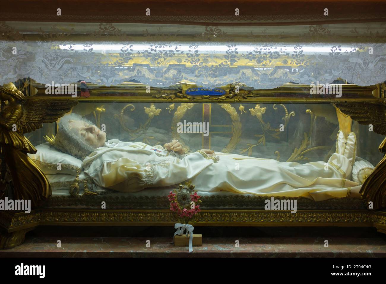 Italien: Der Heiligtum der Christlich-Mystikerin Anna Maria Taigi, San Crisogono (Basilika di San Crisogono), Piazza Sidney Sonnino, Rom. Die Basilika di San Crisogono ist dem Märtyrer Saint Chrysogonus geweiht und wurde ursprünglich im 4. Jahrhundert unter der Schirmherrschaft von Papst Sylvester (285–335) erbaut. Anna Maria Taigi (1769–1837), geborene Anna Maria Giannetti, war eine italienische römisch-katholische Professorin der säkularen Trinitarier. Taigi erlebte während ihres Lebens eine Reihe von Ekstasien und wurde berichtet, dass sie mehrmals die Stimmen Gottes und Jesu Christi gehört hatte. Stockfoto