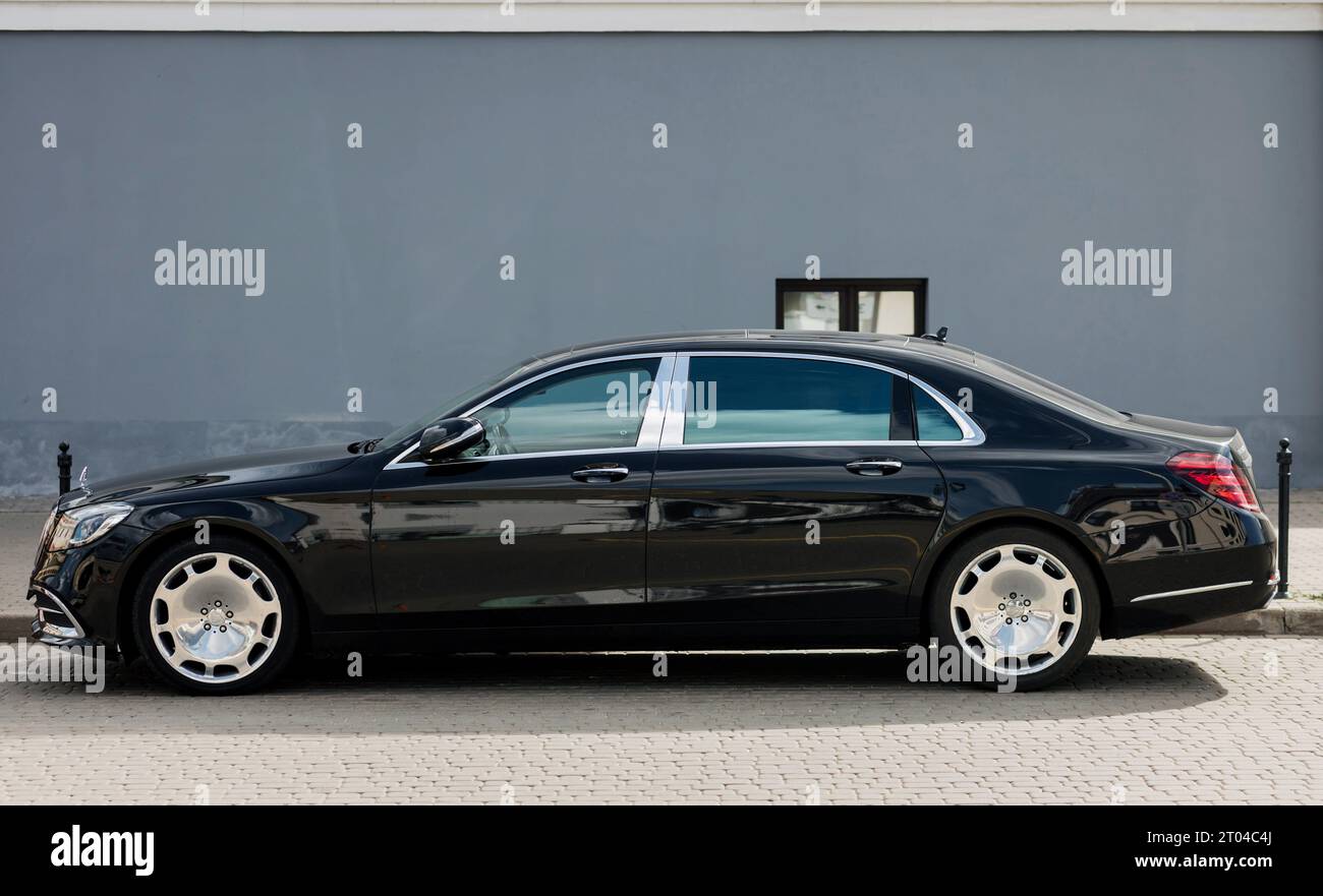 Minsk, Weißrussland, 4. Oktober 2023 - Schwarze moderne Limousine Mercedes-Maybach. Deutsches Luxusauto Stockfoto