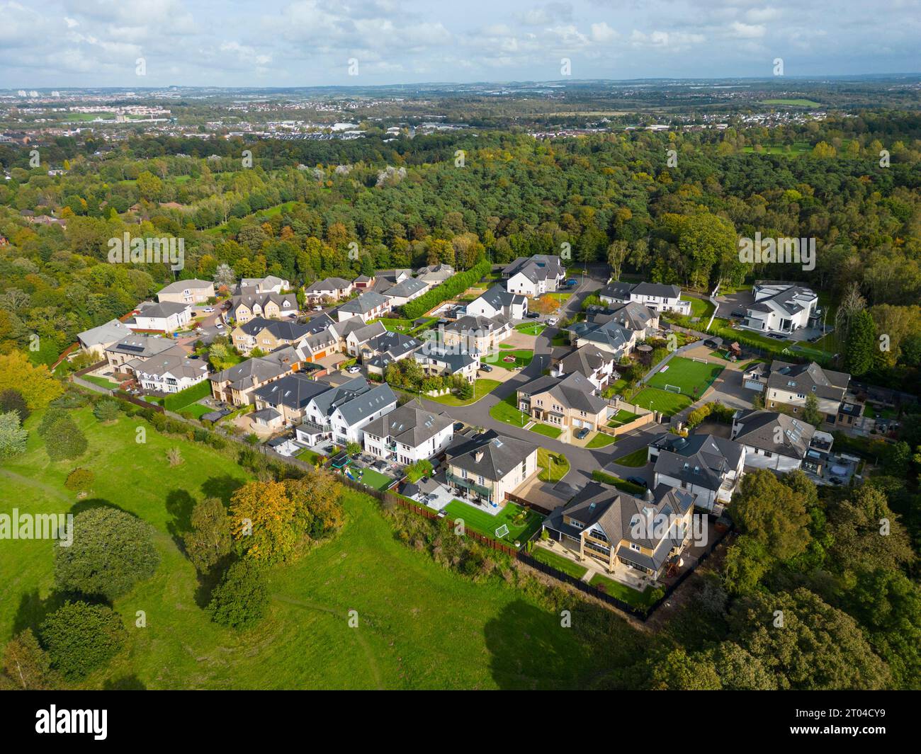 Aus der Vogelperspektive auf großen Einfamilienhäusern in exklusivem Earls Gate gehobenem Privatwohnsitz in Bothwell, South Lanarkshire. Stockfoto