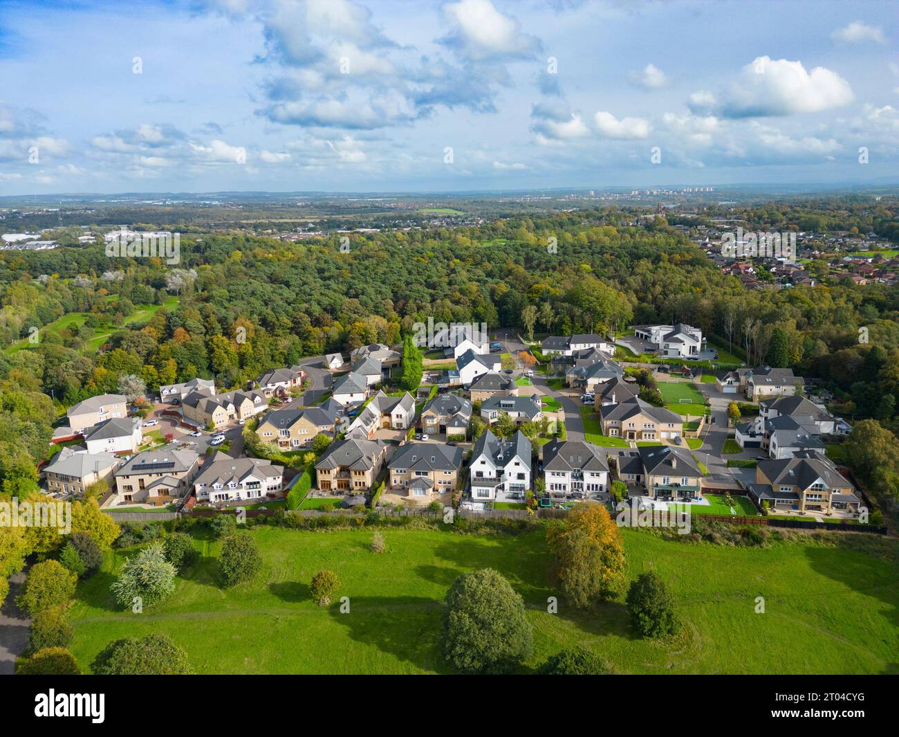Aus der Vogelperspektive auf großen Einfamilienhäusern in exklusivem Earls Gate gehobenem Privatwohnsitz in Bothwell, South Lanarkshire. Stockfoto