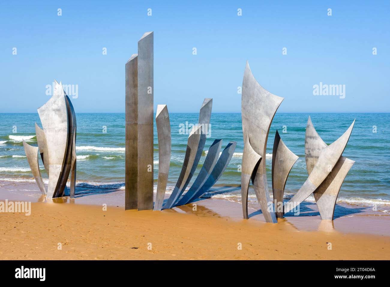 Die monumentale Skulptur „Les Braves“ von Anilore Banon wurde 2004 zum 60. Jahrestag der Landung in der Normandie am Strand von Omaha errichtet. Stockfoto