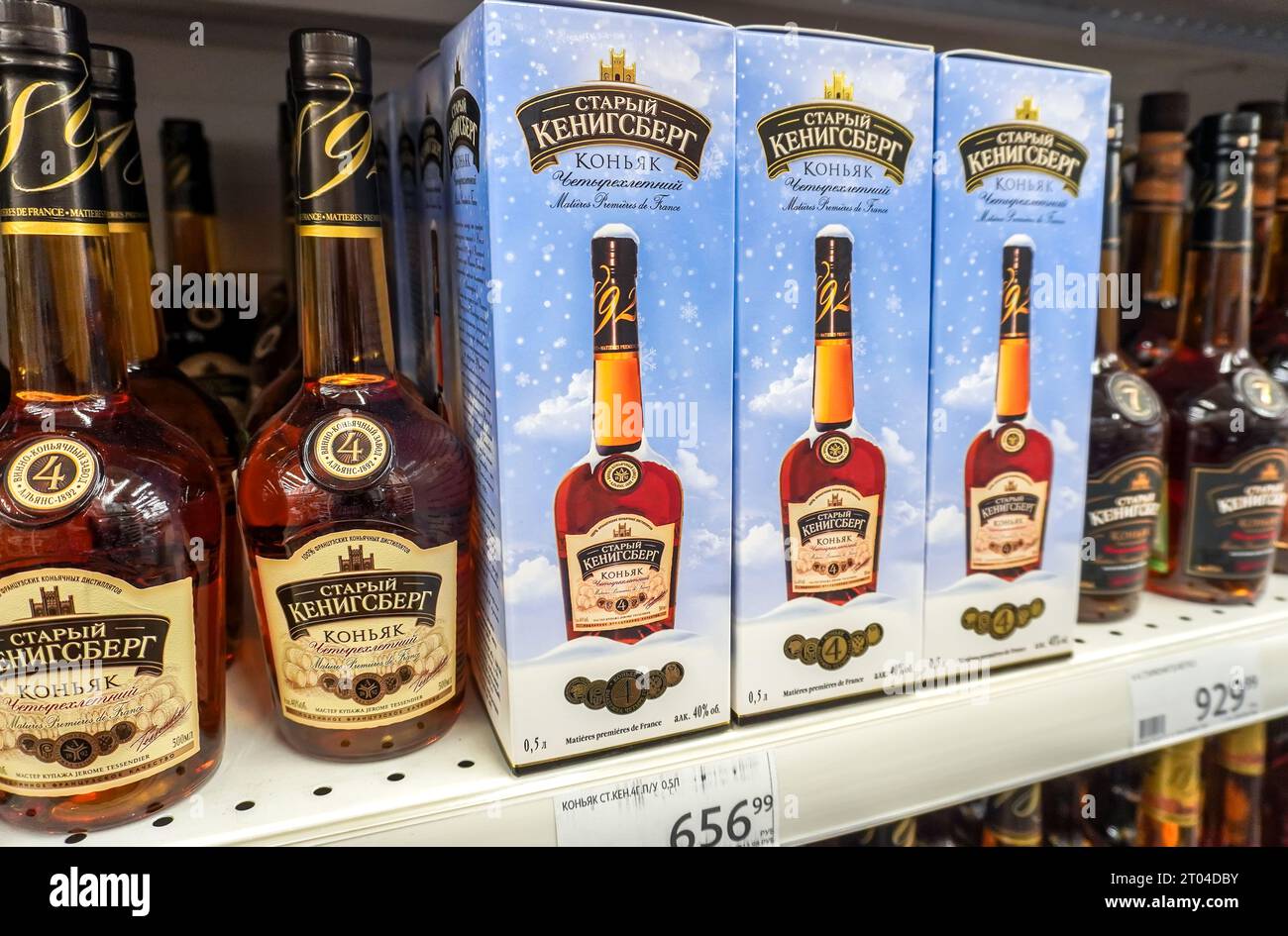 Samara, Russland - 1. Juli 2023: Der alte Kenigsberg 4 Jahre alter Cognac im Regal eines Supermarktes. Starke alkoholische Getränke in Flaschen. Selektiver Fokus Stockfoto