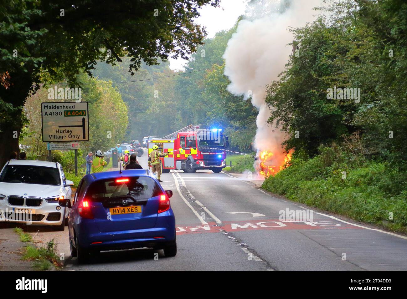 Hurley, Berkshire, Vereinigtes Königreich. Oktober 2023. Ein Van hat heute Morgen in Hurley Feuer gefangen. Die Rettungsdienste waren schnell zu erreichen. Quelle: Uwe Deffner/Alamy Live News Stockfoto