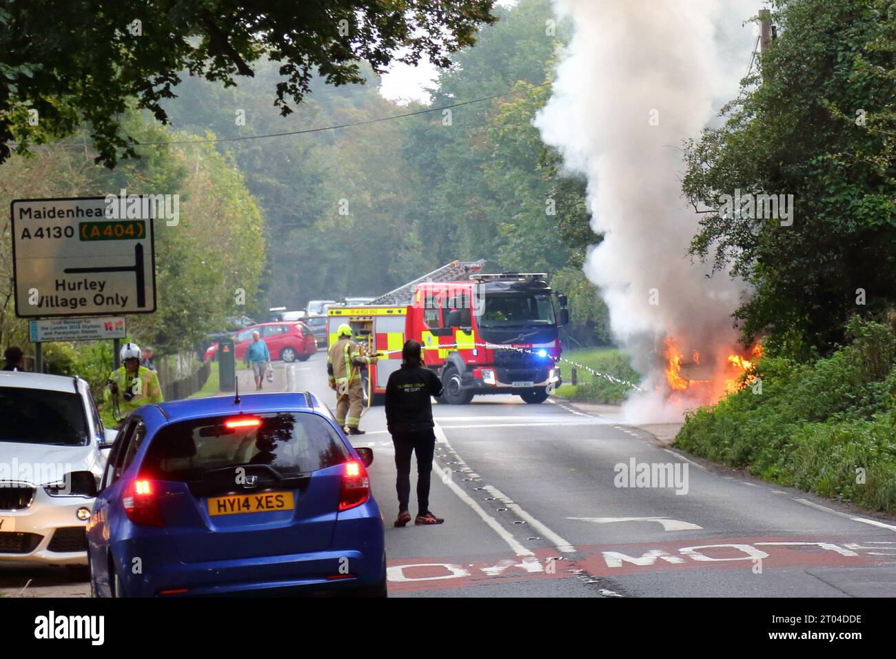 Hurley, Berkshire, Vereinigtes Königreich. Oktober 2023. Ein Van hat heute Morgen in Hurley Feuer gefangen. Die Rettungsdienste waren schnell zu erreichen. Quelle: Uwe Deffner/Alamy Live News Stockfoto