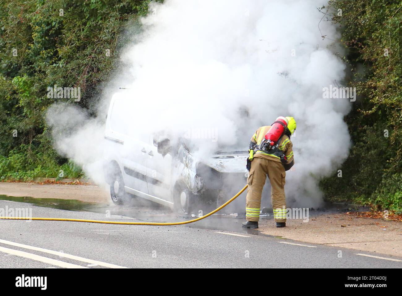 Hurley, Berkshire, Vereinigtes Königreich. Oktober 2023. Ein Van hat heute Morgen in Hurley Feuer gefangen. Die Rettungsdienste waren schnell zu erreichen. Quelle: Uwe Deffner/Alamy Live News Stockfoto