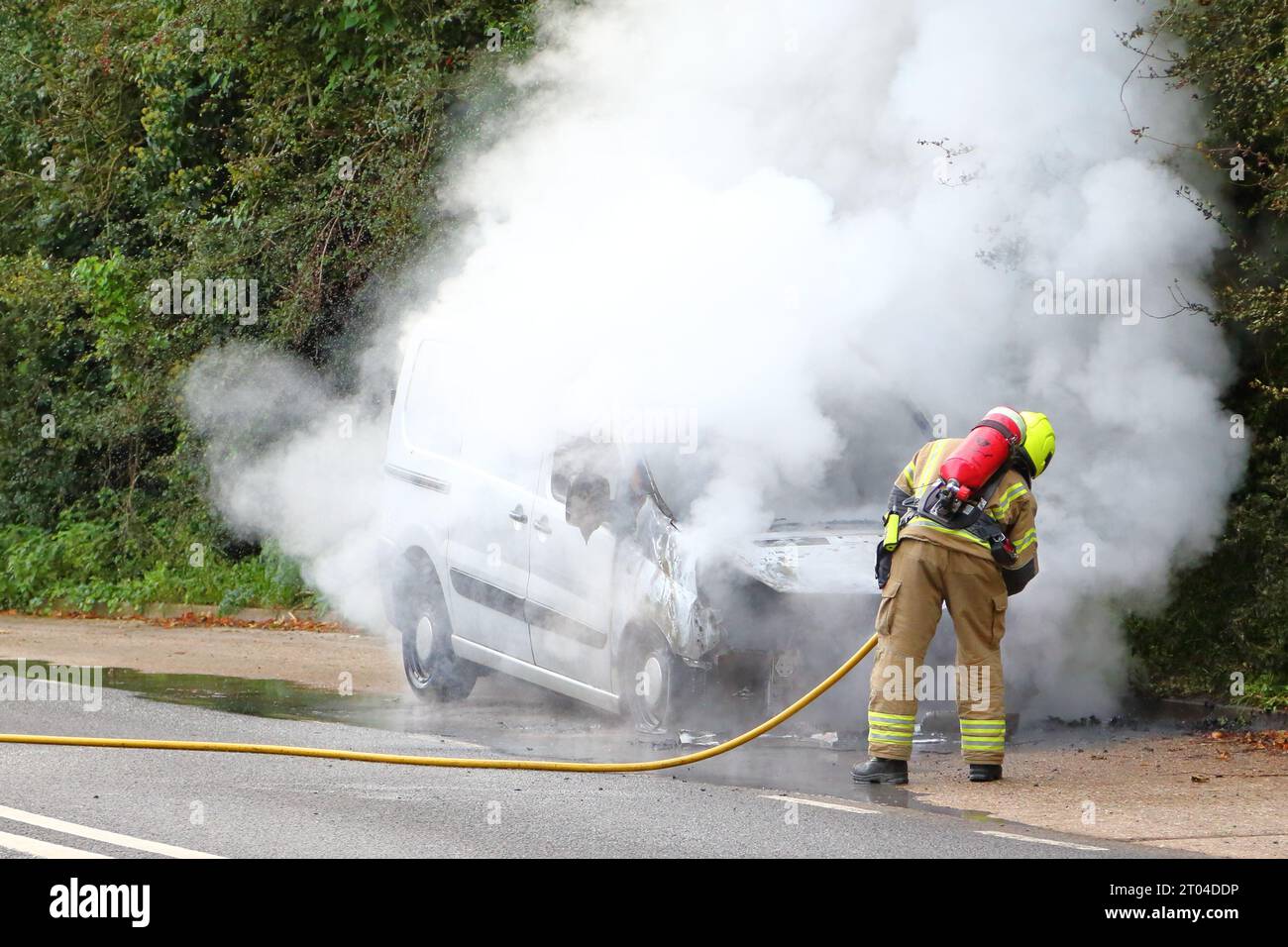 Hurley, Berkshire, Vereinigtes Königreich. Oktober 2023. Ein Van hat heute Morgen in Hurley Feuer gefangen. Die Rettungsdienste waren schnell zu erreichen. Quelle: Uwe Deffner/Alamy Live News Stockfoto