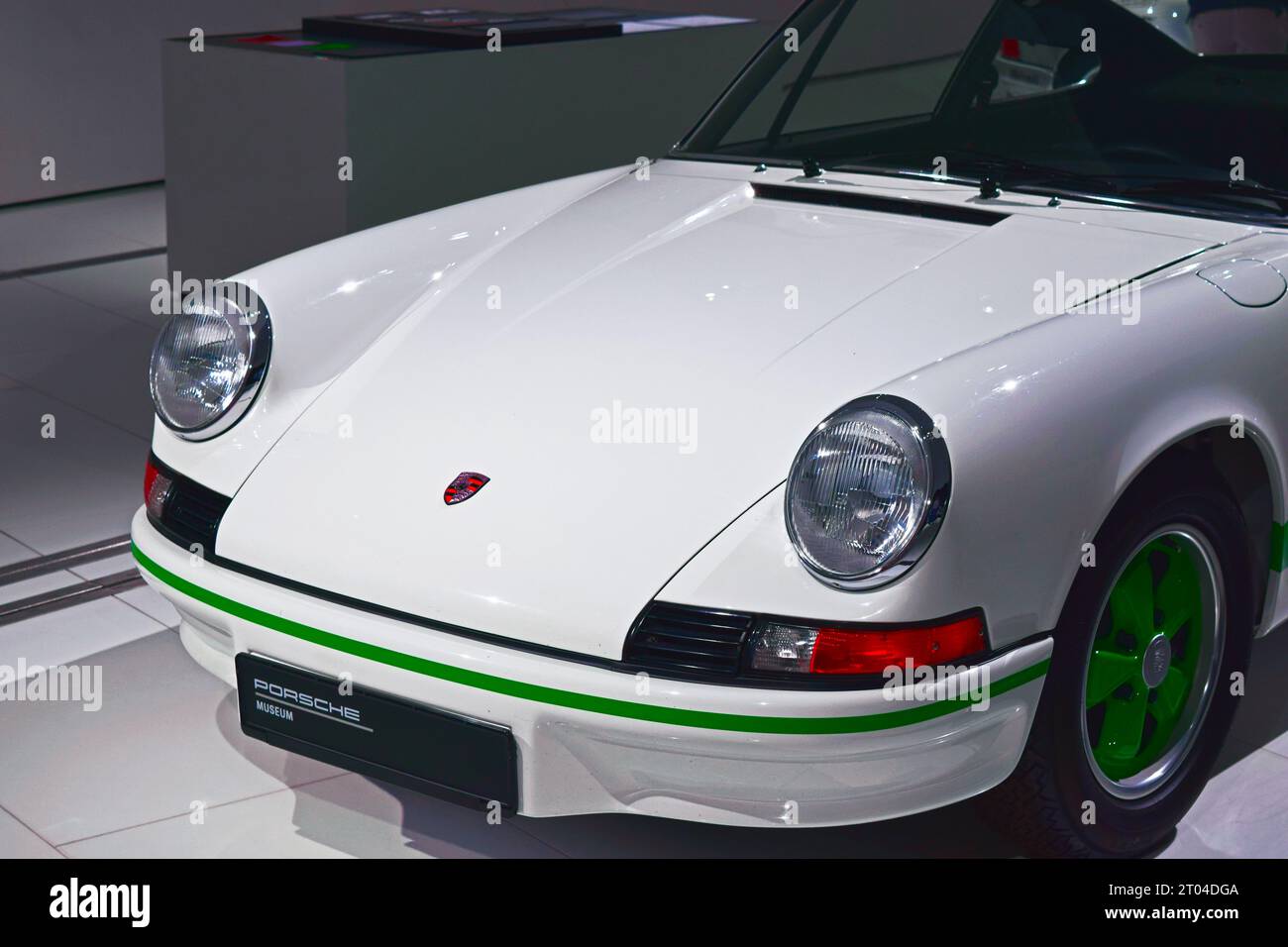 Fantastischer weißer Porsche Carrera mit grünem Streifen und grünen Rädern Stockfoto