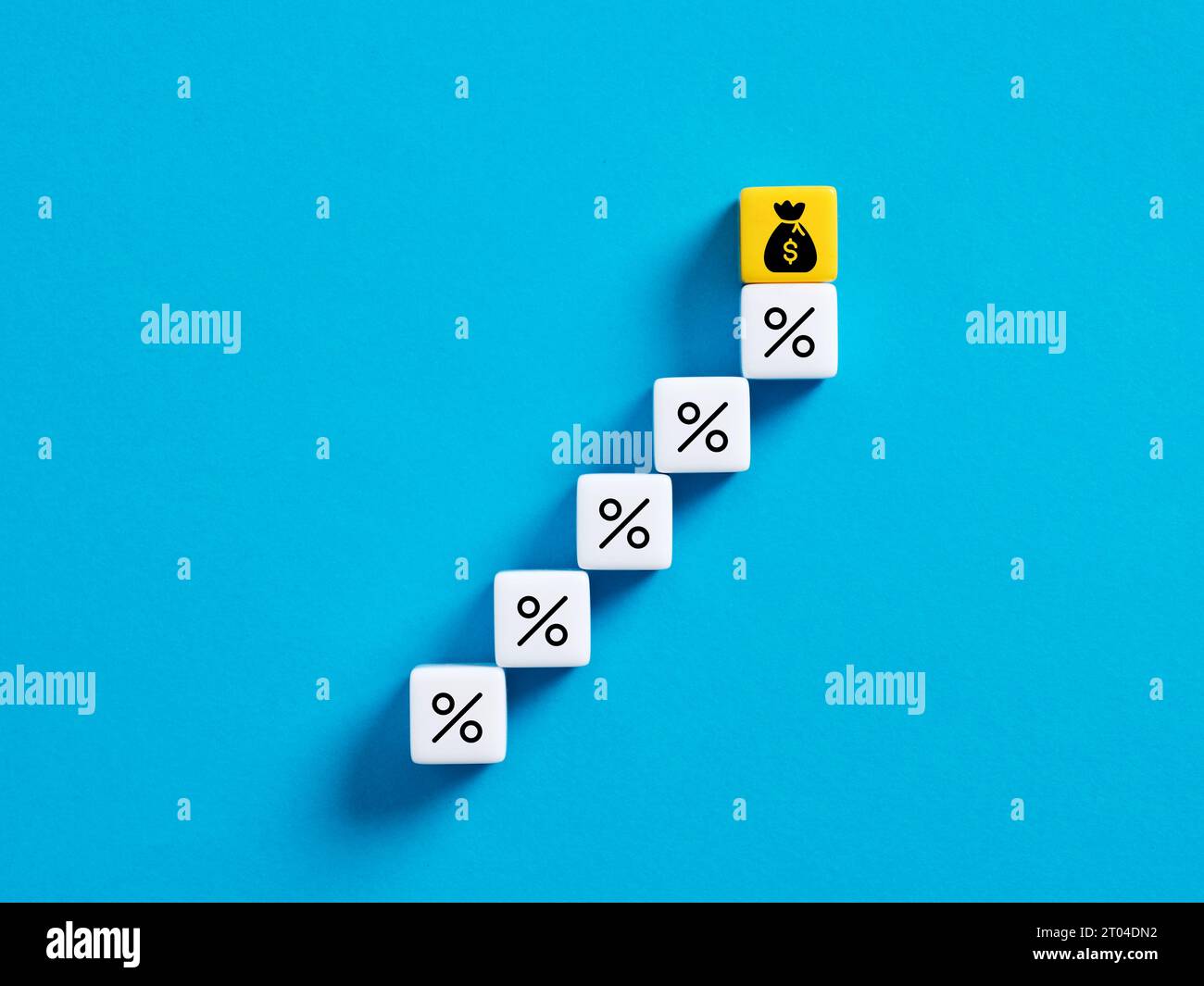 Erhöhung der Zinssätze, Bankgeschäfte und Verdienst von Geld. Finanzwachstum. Leistungssteigerung, Umsatzsteigerung und Geschäftswachstum. Prozentsatz und Geld Stockfoto