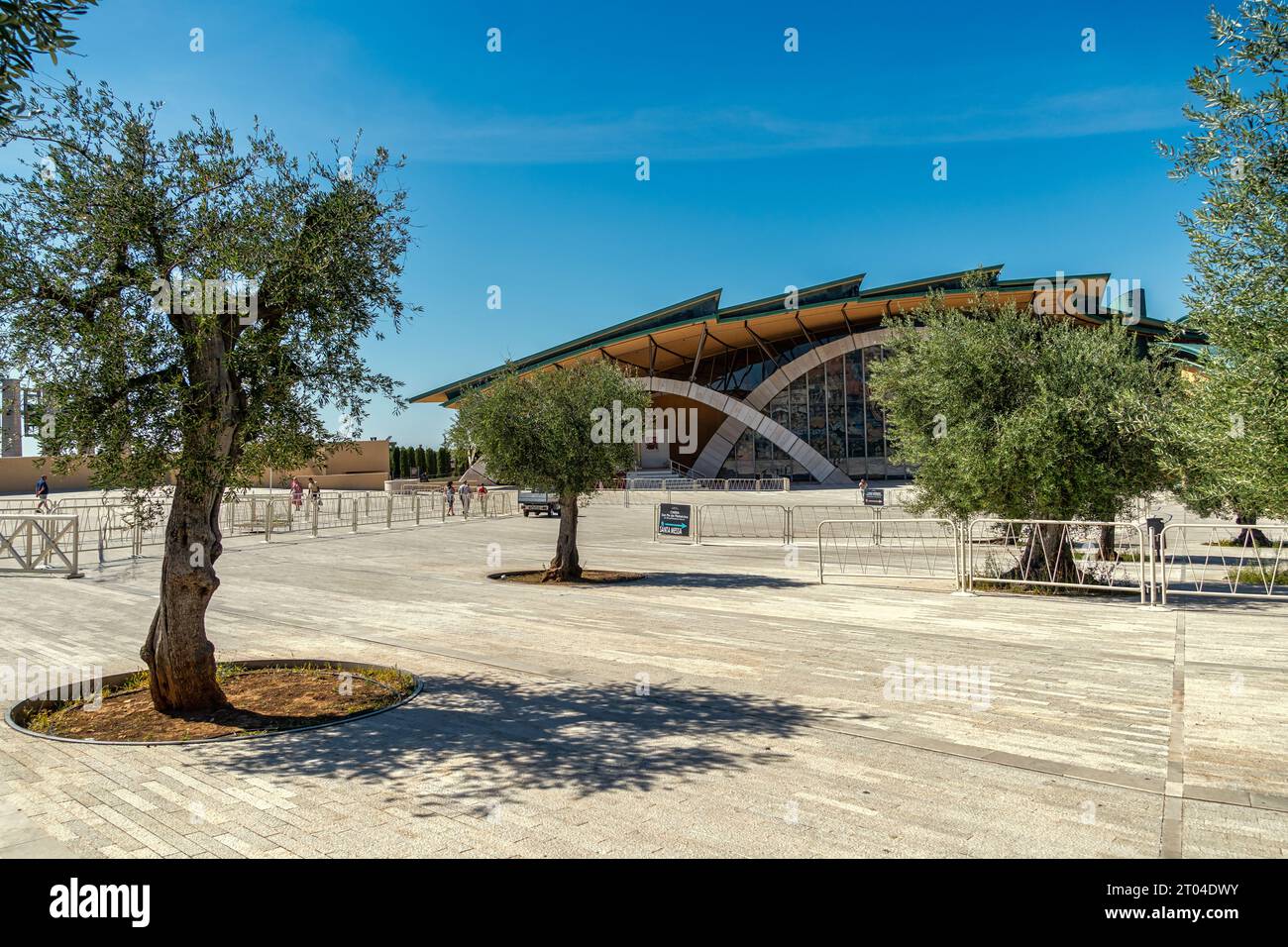 Der Friedhof mit Olivenbäumen und das moderne Gebäude des Heiligtums von San Pio da Pietralcina. San Giovanni Rotondo, Provinz Foggia, Apulien Stockfoto