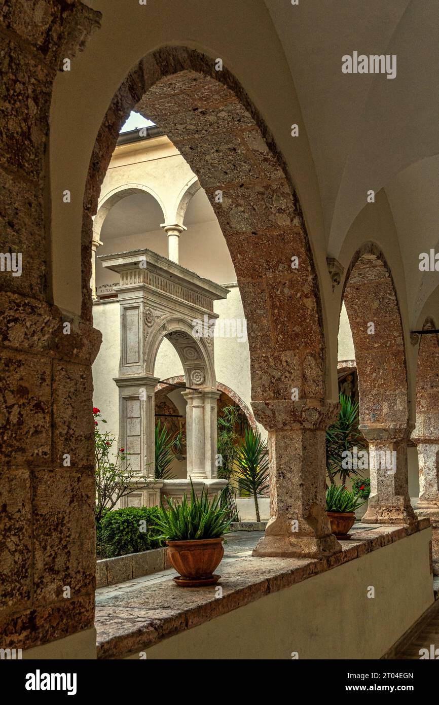 Die Loggia aus dem 16. Jahrhundert mit dem sehr wertvollen Brunnen aus dem Jahr 1576 im Heiligtum Santa Maria di Stignano. San Marco in Lamis, Apulien Stockfoto