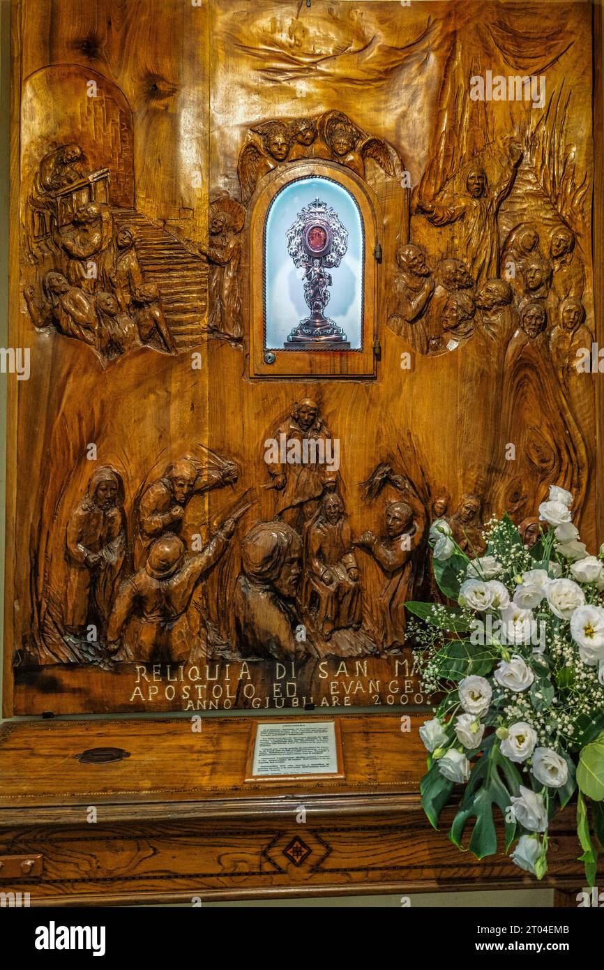 Relikt von San Matteo Apostolo, hinter dem Altar der Kirche im Kloster San Matteo Apostolo. San Marco in Lamis, Apulien Stockfoto