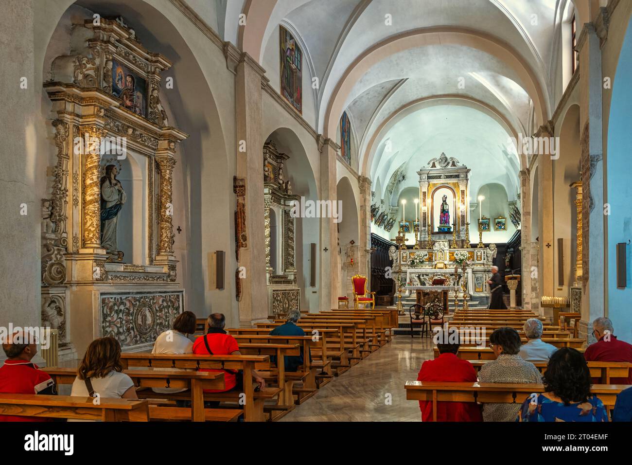 Hauptschiff mit barockem Altar der Kirche im Benediktinerkloster San Matteo Apostolo. San Marco in Lamis, Provinz Foggia, Apulien, Italien Stockfoto