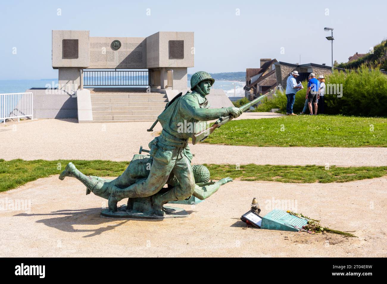 „Ever Forward“-Statue und das Denkmal der Nationalgarde, errichtet 2014 in Vierville-sur-Mer, Frankreich, zum Gedenken an die US-Soldaten, die am Omaha Beach landeten Stockfoto
