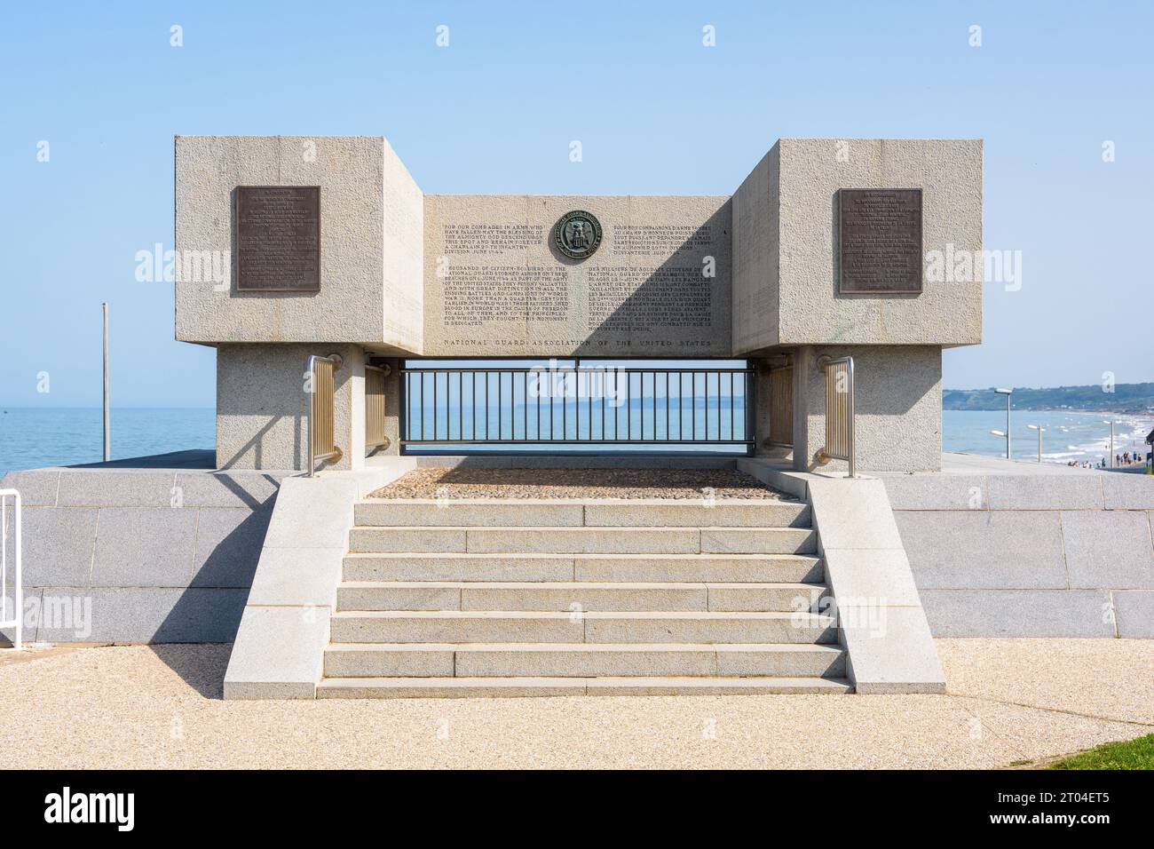 Vorderansicht des 2014 in Vierville-sur-Mer errichteten Denkmals der Nationalgarde zum Gedenken an die Nationalgarde, die am Strand von Omaha landeten. Stockfoto