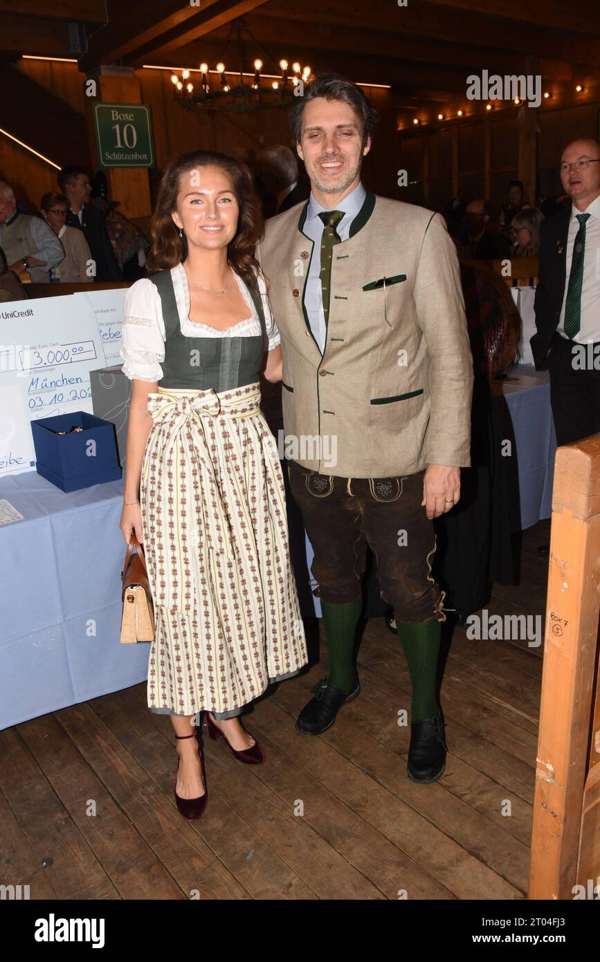 Sophie Alexandra Prinz Ludwig von Bayern Muenchen 03.10.2023 Oktoberfest Schuetzenfestzelt Bayerischer Sportschuetzenbund Oktoberfest neue Landesschuetzenkoenige München *** Sophie Alexandra Prinz Ludwig von Bayern München 03 10 2023 Oktoberfest Schuetzenfestzelt Bayerischer Sportschuetzenbund Oktoberfest Neues Bundesland Schuetzenenkoenige München Credit: Imago/Alamy Live News Stockfoto