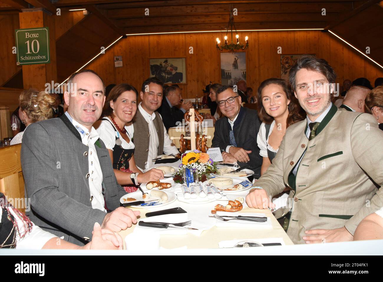 Hubert Aiwanger Ministerin Verana Dietl Buergermeisterin Georg Eisenreich Justitz Ministerin Florian Herrmann Staatsminister Sophie Alexandra Prinz Ludwig von Bayern München 03.10.2023 Oktoberfest Schuetzenfestzelt Bayerischer Sportschuetzenbund Oktoberfest Neue Landesschuetzenkoenige München *** Hubert Aiwanger Ministerin Verana Dietl Bürgermeister Georg Eisenreich Justizminister Florian Herrmann Staatsministerin Sophie Alexandra Prinz Ludwig von Bayern München 03 10 2023 Oktoberfest Schuetzenfestzelt Bayerischer Sportschuetzenbund Oktoberfest Neu Das Bundesland Schuetzenenkoenige München Stockfoto