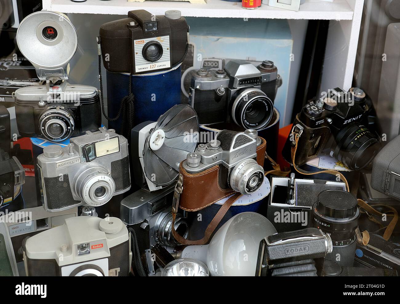 Vintage-Kameraanzeige im Schaufenster des Museumsgeschäfts. Stockfoto
