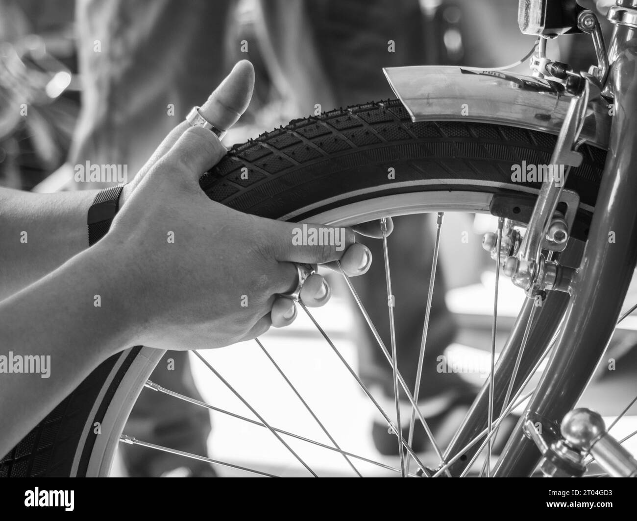 Im Fahrradladen und in der Reparatur reparieren Handwerker und Mechaniker die Fahrradreifen Stockfoto