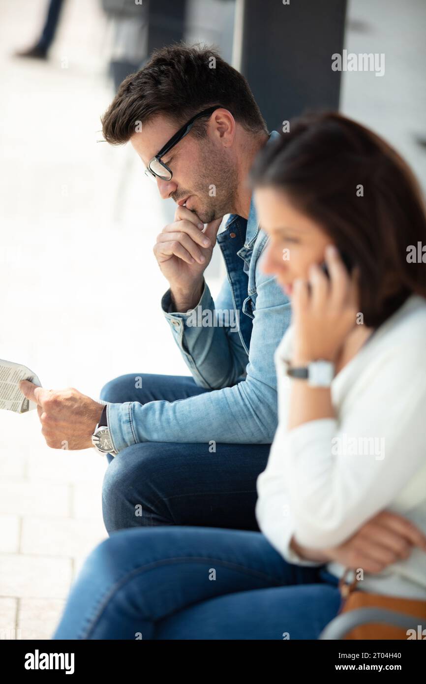 Zwei Personen unterhielten sich an der Bushaltestelle Stockfoto