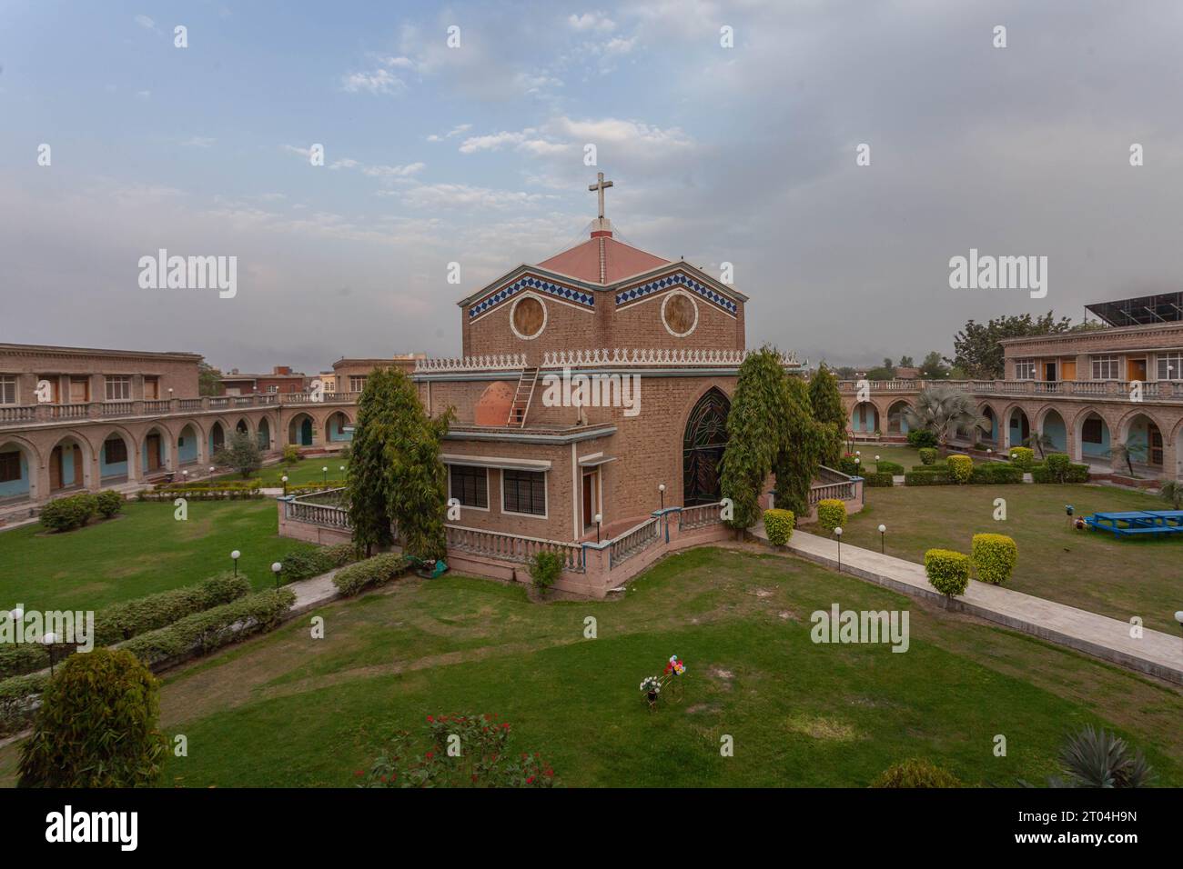 Das Bild des Renewal Center Lahore fängt eine exquisite Mischung aus atemberaubender Architektur und üppigem Grün ein und schafft eine harmonische Oase. Stockfoto